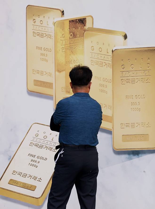 15일 서울 종로구 한국금거래소 종로본점에 골드바 광고판이 설치되어 있다. 25.6.15 /사진=한국경제신문 이솔 기자