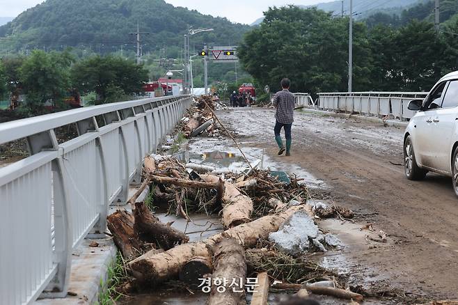 경기 가평군 조종면 대보교 난간에 지난 20일 강물에 쓸려온 나무 등이 걸려 있다. 정지윤 선임기자
