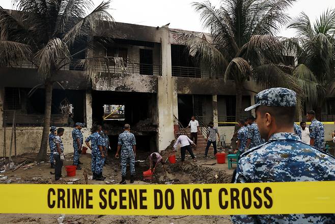 방글라데시 공군 대원들이 22일(현지시간) 공군 훈련기가 떨어진 다카 마일스톤 스쿨 앤드 칼리지 캠퍼스 현장을 조사하고 있다. 로이터연합뉴스