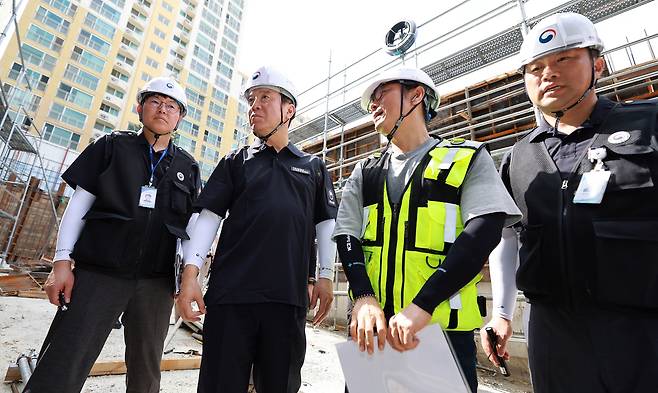 김영훈 고용노동부 장관은 22일 경기도 남양주시에 있는 건설공사 현장을 사전 예고 없이 전격 방문하여 건설 노동자들의 안전 실태를 불시 점검했다. 노동부 제공