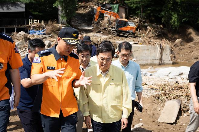 김동연 경기지사가 22일 집중호우로 피해를 본 가평 지역을 점검하고 있다.
