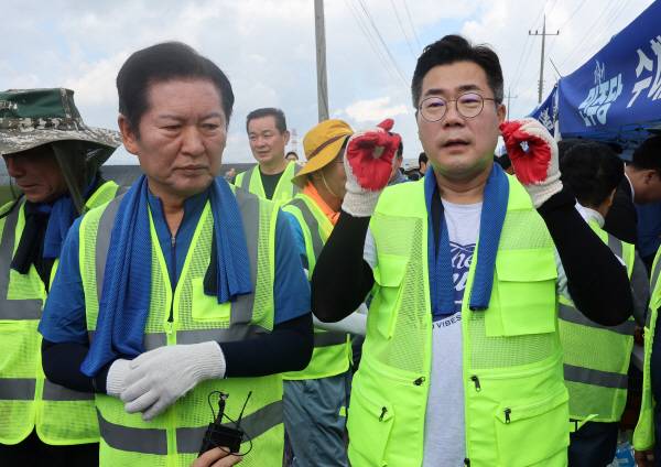 더불어민주당 정청래·박찬대 당대표 후보가 21일 충남 예산군 신암면 조곡리 수해 현장을 둘러보고 있다. 연합뉴스