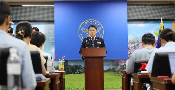 박상진 인천연수경찰서장이 지난 21일 인천 연수구 연수경찰서에서 송도국제도시 아파트 사제총기 아들 살해 사건과 관련 브리핑을 하고 있다. 연하뷴스