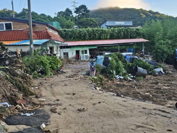 산청군 신등면 율현리 산사태로 실종된 80대 남성의 부인 전 모씨가 남편을 애타게 찾고 있다. 독자제공