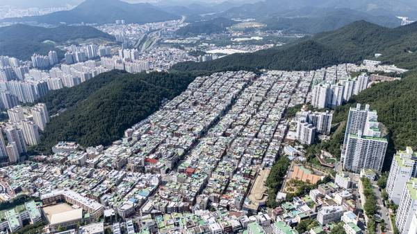부산의 대표 노후지역인 부산 해운대구 반여2·3동에 민간 재개발이 추진된다. 사진은 반여2구역 재개발추진 지역 일대 전경.  이원준 기자