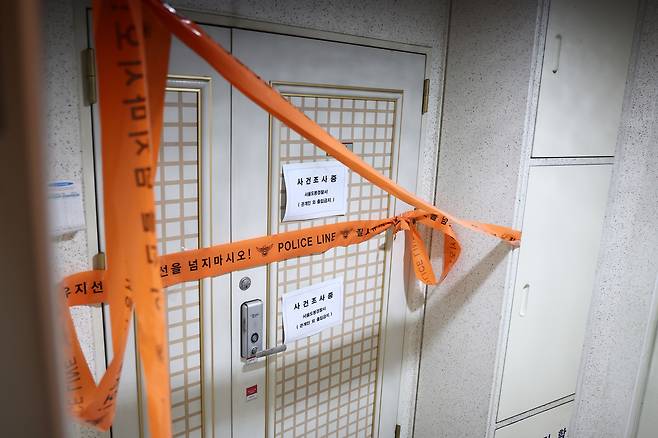 A police line is set up around the 63-year-old suspect’s apartment in Dobong-gu, northern Seoul, Monday. Up to 105 residents living in the building were evacuated by a bomb squad on the same day as the suspect stated that he had planted a makeshift explosive device in his residence during police questioning. (Yonhap)