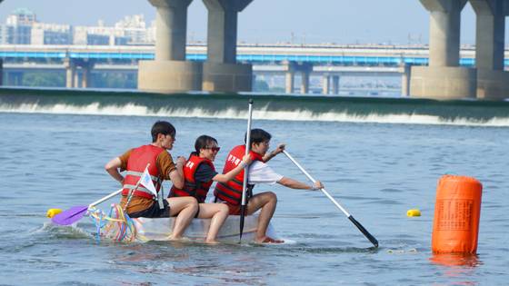 Participants of last year's ″2024 Hangang Festival_Summer,″ enjoy a water sports competition. [SEOUL METROPOLITAN GOVERNMENT]