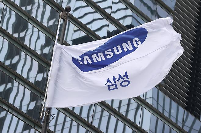 Samsung's flag at Samsung Town Headquarters in Seocho, southern Seoul. [YONHAP]