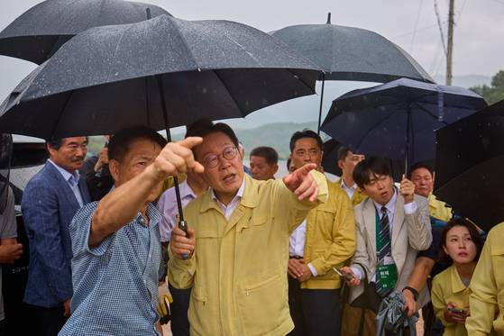 President Lee Jae Myung on July 21 inspects damage in Buri Village, Sancheong-eup, Sancheong County, South Gyeongsang, following record-breaking rainfall, in this photo uploaded to the president's social media. [NEWS1]