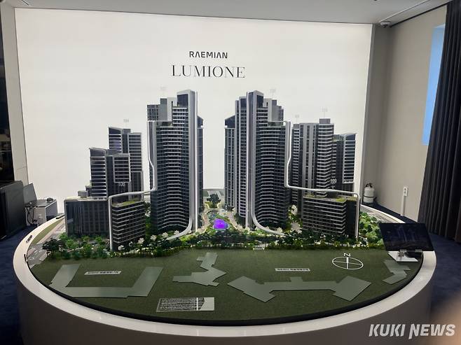 개포우성7차 재건축 삼성물산 홍보관 내 ‘래미안 루미원’ 모형. 조유정 기자&nbsp;