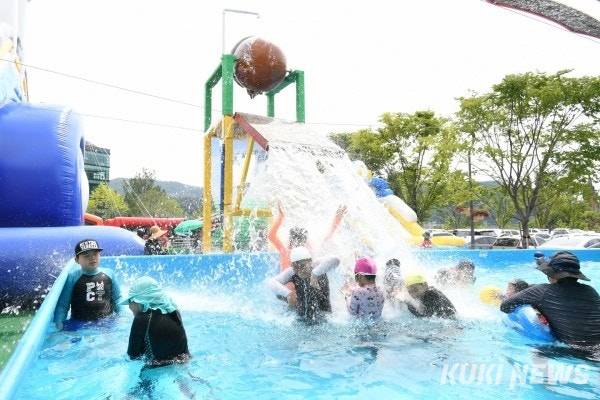 예산 무한천 어린이 물놀이장 운영 모습.