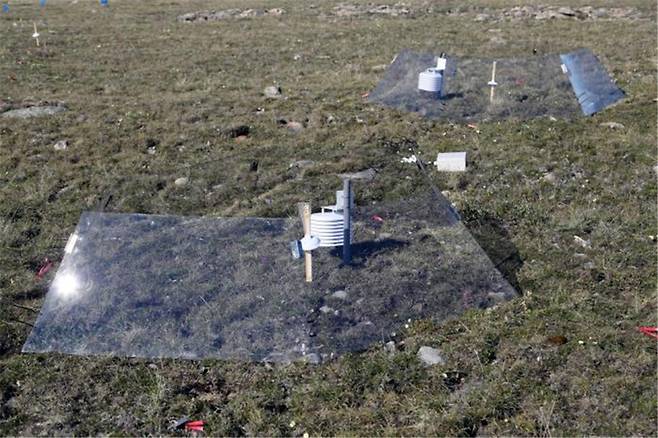 북극 툰드라 지역에 설치된 Open-Top Chamber (OTC) 기반 수동 온난화 실험 장치. 육각형 아크릴 또는 폴리카보네이트 소재로 제작된 OTC는 태양 복사를 포획하여 챔버 내부의 기온을 주변보다 평균 1–2°C 높이는 방식으로, 장기간 온난화 효과를 모의하는 데 사용됨. 본 장 치는 국제 툰드라 실험(ITEX) 프로토콜에 따라 설치되었으며, 챔버 내부에는 온도 및 습도 센서가 함께 장착되어 실시간 환경 모니터링이 가능하다. 이 실험은 기후변화가 북극 생태계의 식생, 미생물 활동 및 토양 유기물 조성에 미치는 장기적 영향을 분석한다. KBSI