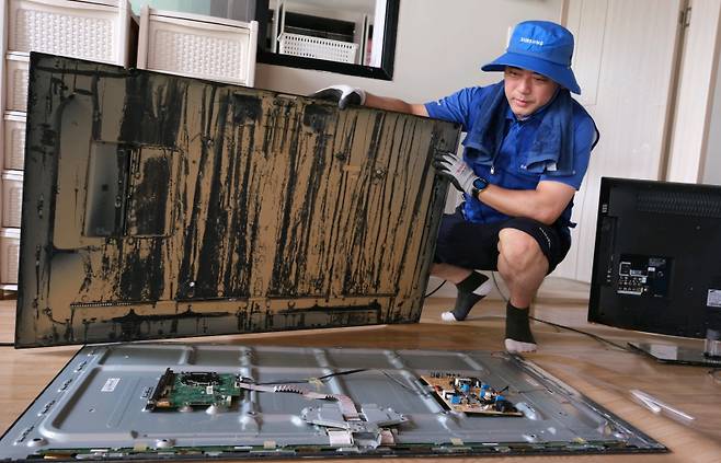 삼성전자서비스 엔지니어가 지난 18일 충남 예산군 삽교읍에서 수해 복구 특별 점검 서비스를 실시하고 있다. 삼성전자 제공