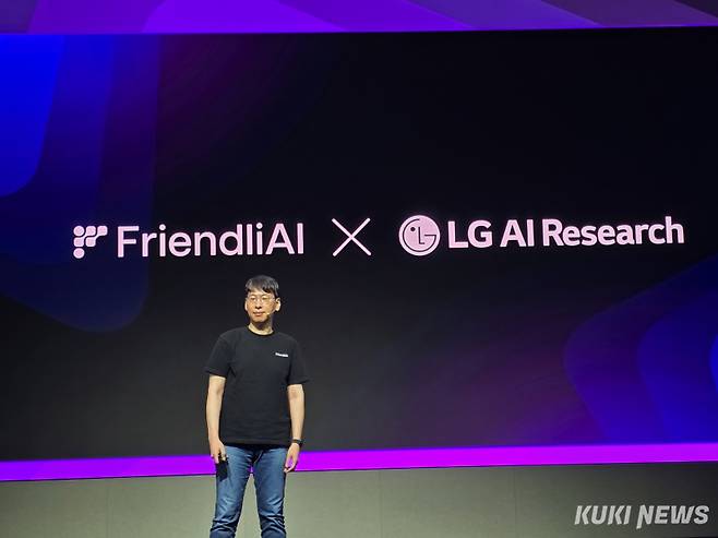 전병곤 프렌들리AI 대표가 22일 오전 서울 강서구 마곡LG사이언스파크에서 열린 'LG AI 토크 콘서트 2025'에서 '비즈니스를 위한 모델 엑사원 4.0' 주제로 발표하고 있다. 정우진 기자