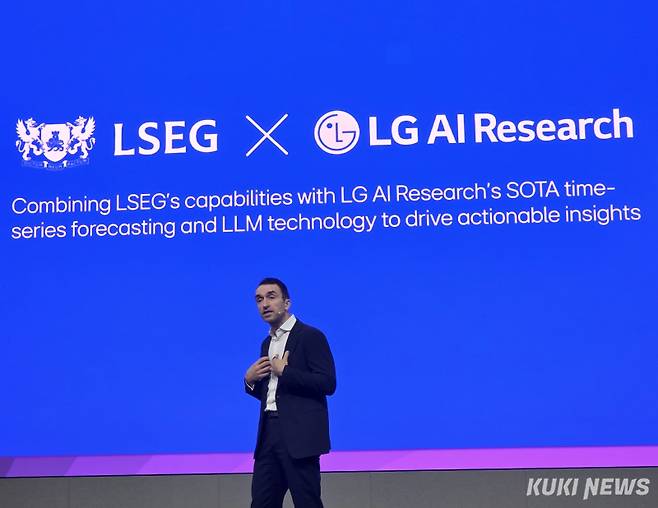 아르만 사호비치 런던증권거래소 그룹 아태지역 데이터 플랫폼 설루션 총괄이 22일 서울 마곡 LG사이언스파크에서 열린 ‘LG AI 토크 콘서트 2025’을 통해 향후 계획을 발표하고 있다. 정우진 기자