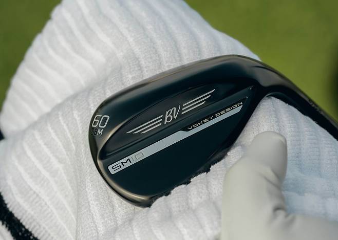 타이틀리스트가 출시한 보키 디자인 SM10 블랙 베이퍼 한정판 웨지. 타이틀리스트