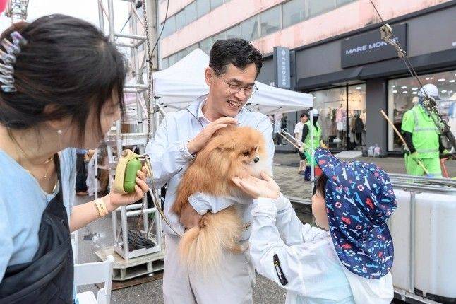 서울 양천구가 유기동물을 입양한 구민에게 최대 15만원의 입양 지우너금과 동물등록 비용을 제공합니다. 그외에도 서울 중랑구·강서구·도봉구·성동구·동대문구·관악구·성북구·서초구를 비롯해 경기도 광명·의정부·용인 등에서도 입양 지원금을 제공합니다. 사진은 이기재 서울 양천구청장이 반려견을 키우는 주민들과 소통하는 모습. 양천구 제공