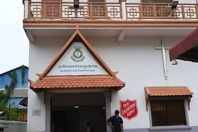 캄보디아 프놈펜 스텅미언체이 빈민가에 위치한 구세군 프놈펜 영문의 모습. 13년 전 한국 구세군이 세운 이곳은 지역 사회의 사랑방이자 가장 약한 이들의 안식처 역할을 하고 있다.