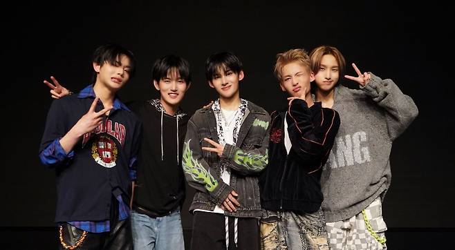 왼쪽부터 유니버스 멤버 아이토, 석, 네이슨, 혁, 케니가 포즈를 취하고 있다. 씽잉비틀 제공