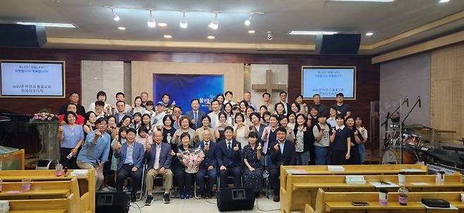 도쿄 메구로구의 바람과불꽃교회 등 7개 일본 교회를 개척한 유태호·강행숙 선교사가 지난 19일 서울 강서구 화곡순복음교회에서 제자들과 함께 단체 사진을 찍고 있는 모습