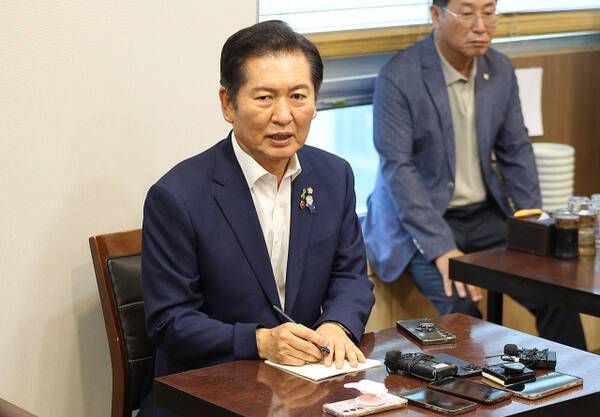 더불어민주당 당대표 후보인 정청래 의원이 지난 14일 대구 동구의 한 식당에서 열린 더불어민주당 대구·경북 핵심 당원 간담회에서 모두발언하고 있다. 연합뉴스