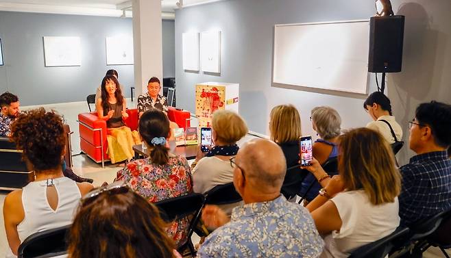 지난 17일 스페인 마드리드에서 진행된 한국 작가와의 만남 행사에서 배수아(왼쪽), 김호연 작가가 청중과 대화를 나누고 있다.  한국국제문화교류진흥원