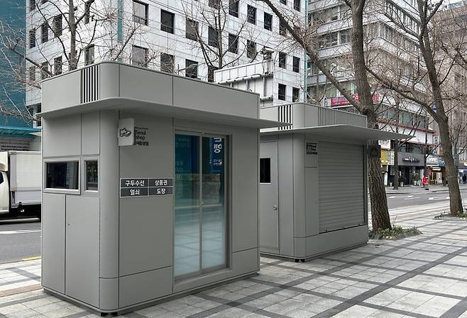 ‘서울시 밝은기와진회색’이 적용된 구두 수선대와 가로 가판대 모습.