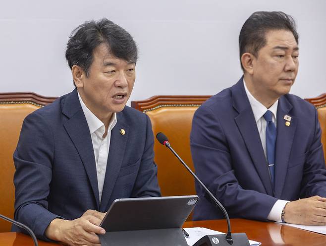 문진석 더불어민주당 원내수석부대표가 22일 국회에서 열린 원내대책회의에서 발언하고 있다. [사진 출처 = 연합뉴스]