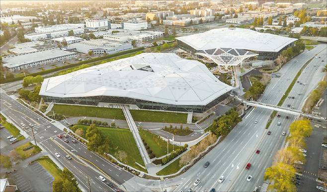 엔비디아는 특유의 조직문화를 내세워 빠른 속도로 성장했다. 실리콘밸리서는 구글을 제외하고는 엔비디아보다 기업문화가 좋은 곳을 찾아보기 힘들다는 말까지 나온다. 사진은 엔비디아 신사옥 ‘보이저’. (엔비디아 제공)