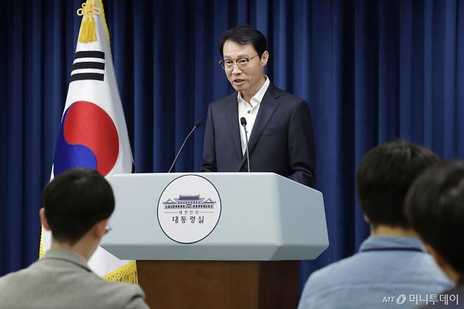 [서울=뉴시스] 최동준 기자 = 이규연 홍보소통수석이 17일 서울 용산 대통령실 청사에서 수석·보좌관 회의 관련 브리핑을 하고 있다. 2025.07.17. photocdj@newsis.com /사진=최동준