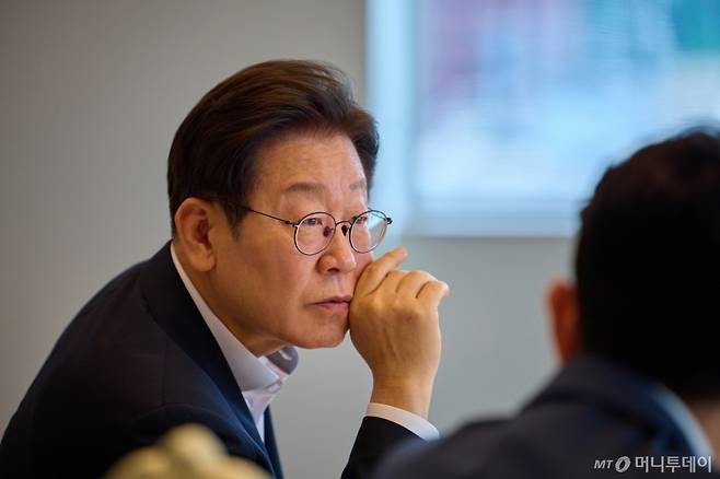 (서울=뉴스1) 이재명 기자 = 이재명 대통령이 지난 21일 서울 용산 대통령실 청사에서 열린 오찬 주례보고회동에서 참모진과 대화하고 있다.?(이재명 대통령 SNS. 재판매 및 DB 금지) 2025.7.22/뉴스1  Copyright (C) 뉴스1. All rights reserved. 무단 전재 및 재배포,  AI학습 이용 금지. /사진=(서울=뉴스1) 이재명 기자