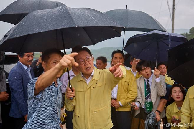 (서울=뉴스1) 이재명 기자 = 이재명 대통령이 지난 21일 기록적인 폭우가 쏟아진 경남 산청군 산청읍 부리마을에서 피해 상황을 점검하고 있다. (이재명 대통령 SNS. 재판매 및 DB 금지) 2025.7.22/뉴스1  Copyright (C) 뉴스1. All rights reserved. 무단 전재 및 재배포,  AI학습 이용 금지. /사진=(서울=뉴스1) 이재명 기자