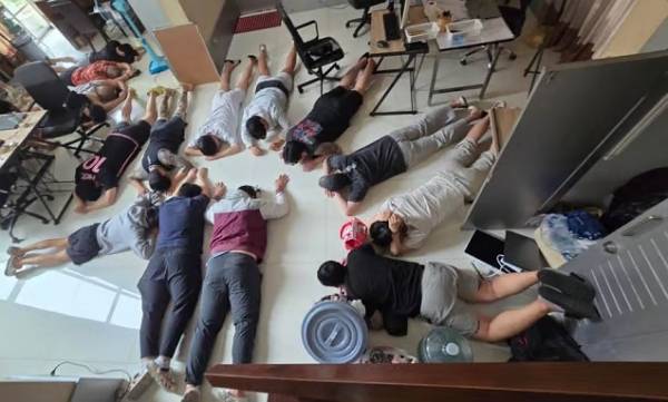 태국 파타야 한 풀빌라에서 조직적으로 로맨스 스캠 범죄를 벌이던 한국인 조직원 19명이 경찰에 붙잡혔다. 사진은 태국 파타야 한 풀빌라에서 '로맨스 스캠' 범죄를 저지르던 조직원들이 경찰에 붙잡힌 모습. /사진=머니투데이(경찰청 제공)