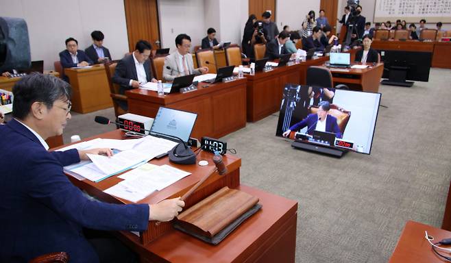 AI 디지털교과서의 법적 지위를 교육자료로 규정하는 초중등교육법 개정안이 22일 서울 여의도 국회 법제사법위원회 전체회의에서 통과 됐다. 이춘석 국회 법제사법위원회 위원장이 22일 서울 여의도 국회에서 열린 법제사법위원회 전체회의에서 의사봉을 두드리고 있다. /사진=뉴시스