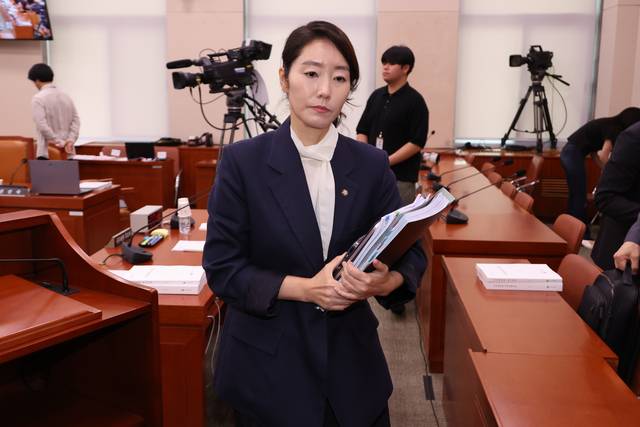 강선우 여성가족부 장관 후보자가 14일 국회 여성가족위원회에서 열린 인사청문회가 오전 질의를 마치고 정회되자 청문회장을 나가고 있다. 연합뉴스