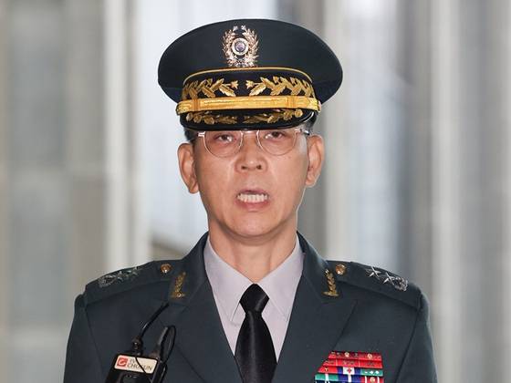 김용대 드론작전사령관이 지난 17일 내란특검 사무실이 마련된 서울 서초구 서울고검에 조사를 받기 위해 출석하며 취재진의 질문에 답하고 있다. 연합뉴스