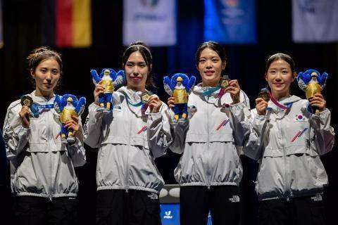 모별이(왼쪽부터), 김호연, 박지희, 심소은이 22일(한국시간) 독일 에센에서 열린 하계 유니버시아드대회 여자플뢰레 단체전에서 우승을 차지한 뒤 시상식에서 포즈를 취하고 있다. 대한펜싱협회 제공