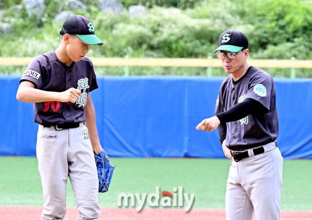 21일 강원도 횡성군 횡성베이스볼파크에서 '2025 제2회 마이데일리배 전국유소년야구대회'가 열렸다. 주니어(청룡) 리그 (U-16) 상명중과 동신중의 16강전 경기에서 상명중 박경식 감독이 안규민을 지도하고 있다./횡성베이스볼테마파크=송일섭 기자