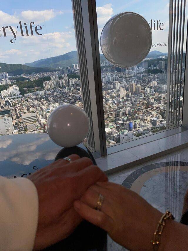 그룹 지누션 션과 배우 정혜영의 손/션 소셜미디어