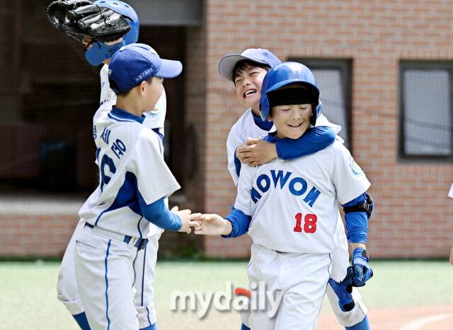22일 강원도 횡성군 횡성베이스볼파크에서 '2025 제2회 마이데일리배 전국유소년야구대회'가 열렸다.유소년(청룡) 리그 (U-13) 4강전 노원구와 인천서구의 경기에서 노원구 박우빈이 3회초 2점홈런을 터뜨린 뒤 동료들과 환호하고 있다.