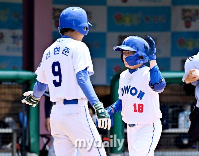 22일 강원도 횡성군 횡성베이스볼파크에서 '2025 제2회 마이데일리배 전국유소년야구대회'가 열렸다. 유소년(청룡) 리그 (U-13) 4강전 노원구와 인천서구의 경기에서 노원구 박우빈이 3회초 2점 홈런을 터뜨린 뒤 홈을 밟고 있다./횡성베이스볼테마파크=송일섭 기자