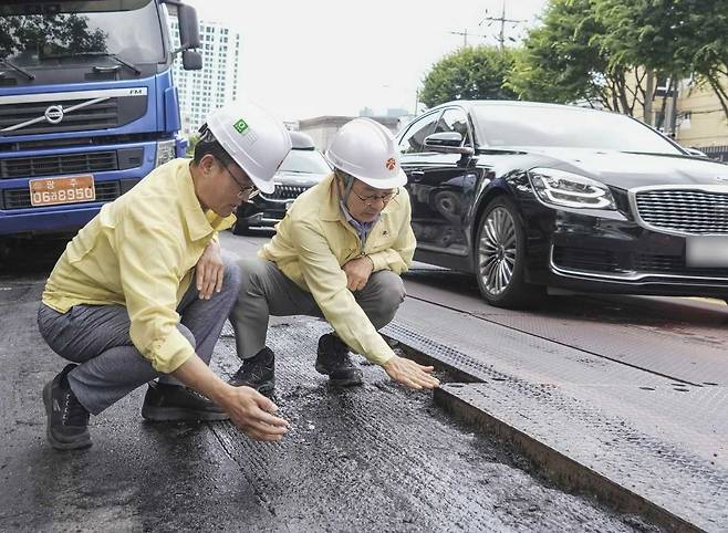 강 시장은 지난 21일 오후 서구 운천저수지에서 금호지구입구사거리까지 도시철도 2호선 공사 현장을 찾아 복공판과 인접차로 단차(통행차로 기울임) 불편 사항을 점검했다.