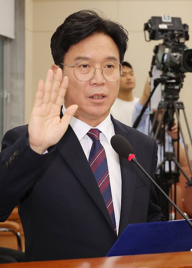 김영훈 고용노동부 장관 후보자가 16일 서울 여의도 국회 환경노동위원회에서 열린 인사청문회에서 선서를 하고 있다. [연합]