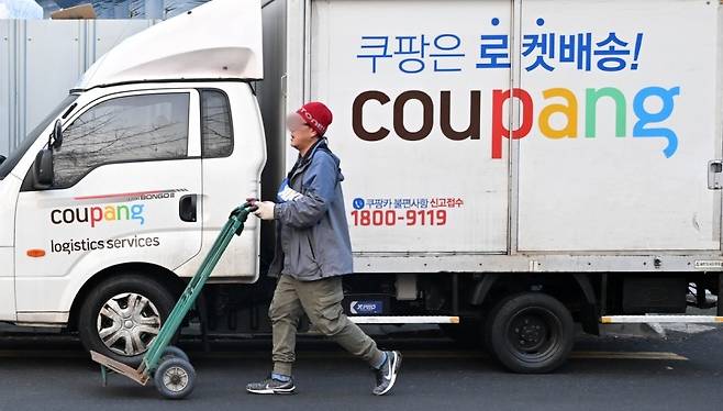 서울 시내 쿠팡 물류센터에서 한 직원이 배송준비를 하고 있다. 임세준 기자