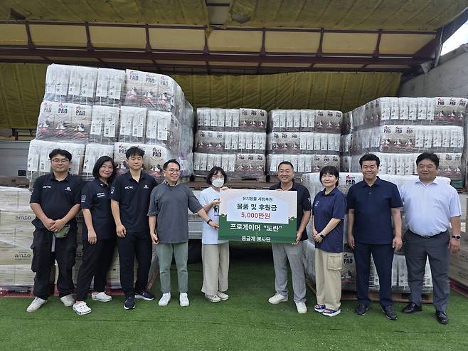 프로게이머 도란(본명 최현준)이 데뷔 6주년과 생일을 맞아 유기견 보호소에 물품 및 후원금 5000만원을 기부하는 전달식이 열린 가운데 관계자들이 단체촬영을 하고 있다.   사진=둥글개 봉사단