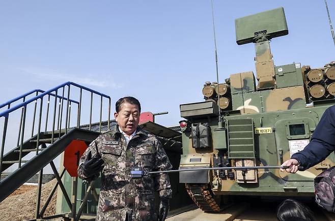 김병주 더불어민주당 의원이 2023년 1월 19일 파주 군부대에서 천마에 대해 브리핑하고 있다.  [헤럴드경제 DB]