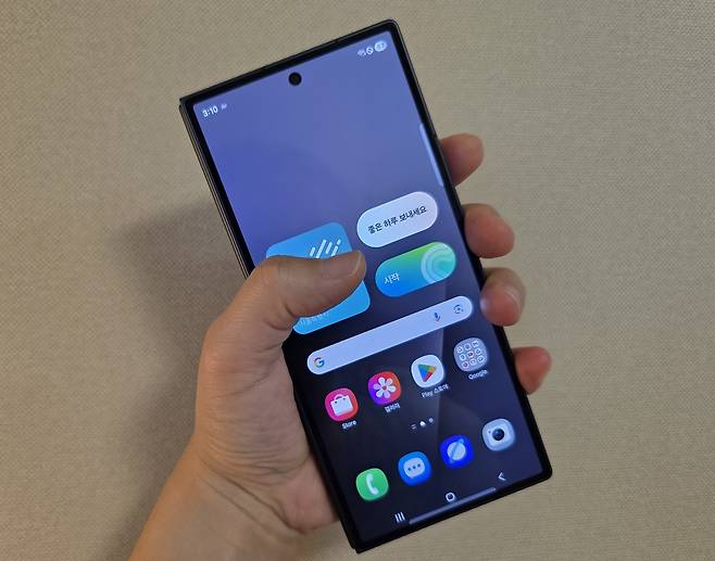 갤럭시 Z 폴드7을 한 손에 쥔 모습. [권제인 기자/eyre@]