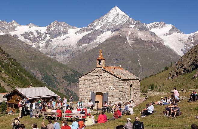 스위스 알프스 고산마을의 7월하순 풍경