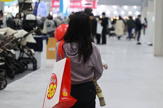 3월27일 서울 강서구 마곡동 코엑스 마곡에서 열린 ‘2025 마이비 마곡 베이비페어&유아교육전’에서 방문객들이 육아용품을 살펴보고 있다. [연합]