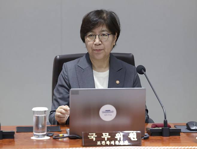 정은경 보건복지부 장관이 22일 서울 용산 대통령실 청사에서 이재명 대통령 주재로 열린 국무회의에 참석해 회의 시작을 기다리고 있다.[연합]